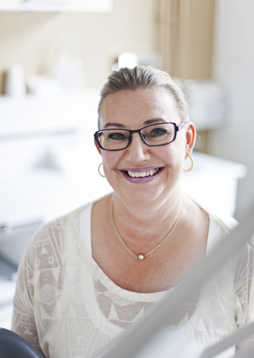 Klinikassistent Wivian Rantoft smiler på tandlægeklinikken i Odder