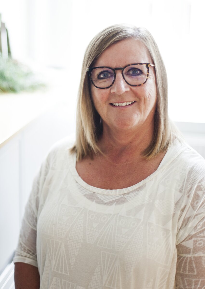 Receptionist Tina Andersen smiler hos Tandlæge Bente Canter i Odder